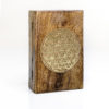 holzkassette mit gravierter goldener Lebensblume
